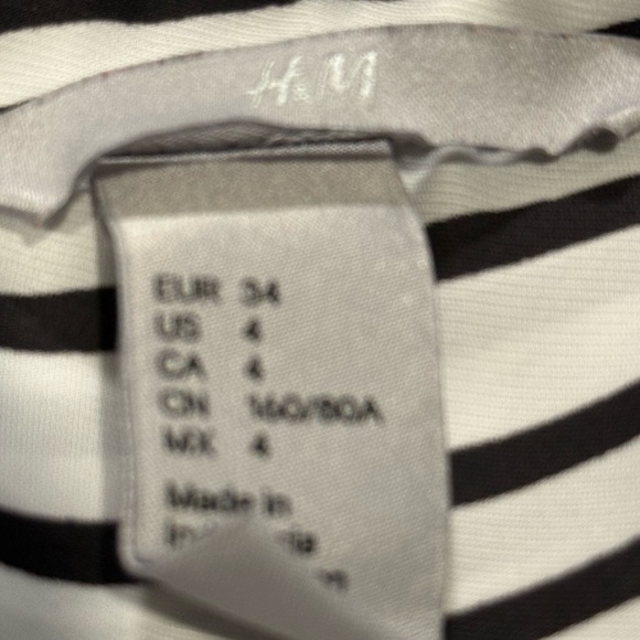 H&M Black and White Sleeveless Button Down Shirt - Picture 3 of 3